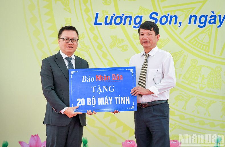 Quoc Minh dona 20 ordenadores a las escuelas del distrito de Luong Son.