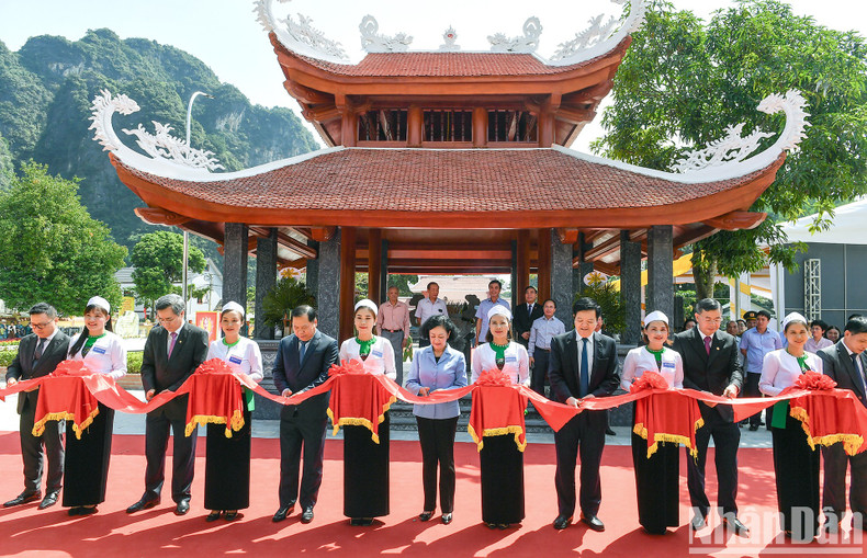 Los dirigentes cortan la cinta para inaugurar la reliquia conmemorativa de la visita del Presidente Ho Chi Minh al Grupo de producción Chi Hoa.