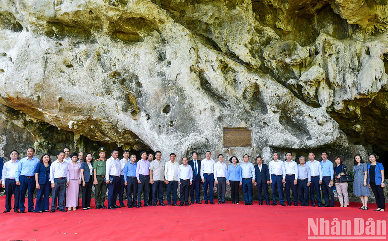 Los asistentes toman fotos en el sitio.
