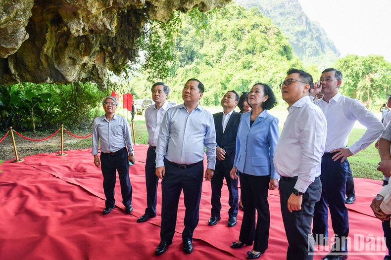 Quoc Minh presenta la Cueva de los Periodistas - Base A2 del periódico Nhan Dan