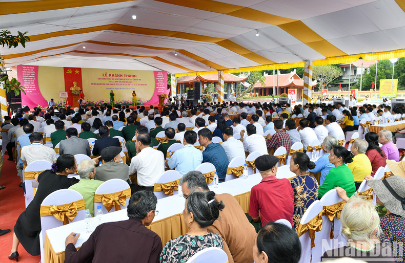 Al acto asisten numerosos autoridades y habitantes de la provincia de Hoa Binh.