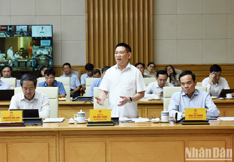 El ministro de Finanzas, Ho Duc Phoc, habla en la cita. El ministro de Finanzas, Ho Duc Phoc, habla en la cita.