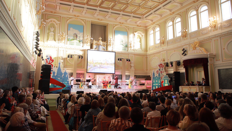 Además, se realizan espectáculos de danza y se presentan algunos instrumentos musicales tradicionales vietnamitas. Además, se realizan espectáculos de danza y se presentan algunos instrumentos musicales tradicionales vietnamitas.