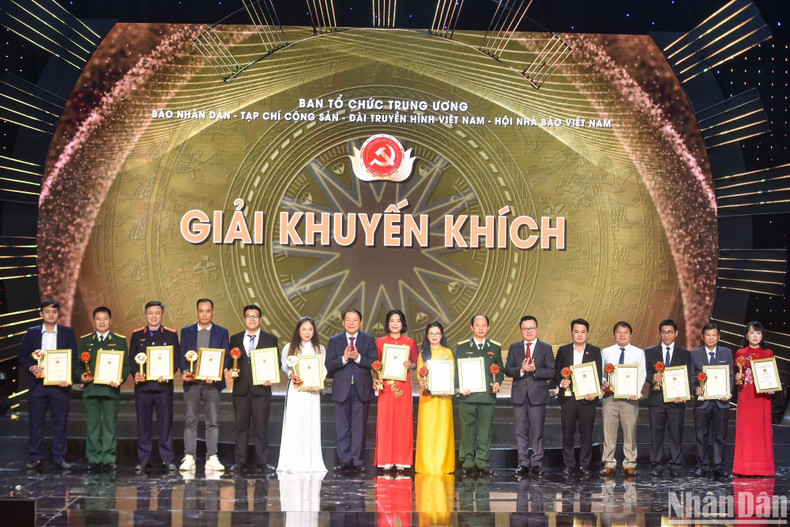 El ministro de Cultura, Deportes y Turismo, Nguyen Van Hung, y el presidente-editor del periódico Nhan Dan, presidente de la Asociación de Periodistas de Vietnam, Le Quoc Minh, otorgan premios de consolación a los ganadores. El ministro de Cultura, Deportes y Turismo, Nguyen Van Hung, y el presidente-editor del periódico Nhan Dan, presidente de la Asociación de Periodistas de Vietnam, Le Quoc Minh, otorgan premios de consolación a los ganadores.