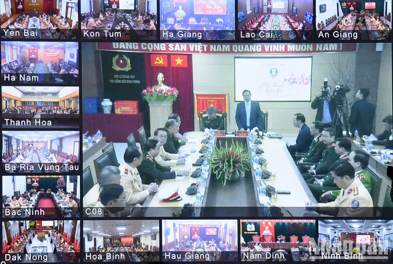 La reunión se celebra en conexión con las jefaturas de policía de distritos, ciudades y provincias y ciudades. La reunión se celebra en conexión con las jefaturas de policía de distritos, ciudades y provincias y ciudades.