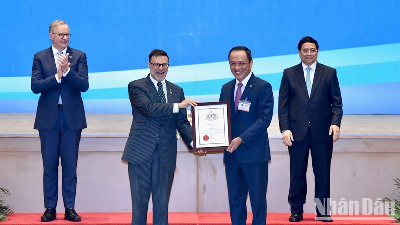 Anuncio de la apertura de la ruta aérea Hanói-Melbourne-Hanói de la aerolínea Vietnam Airlines. Anuncio de la apertura de la ruta aérea Hanói-Melbourne-Hanói de la aerolínea Vietnam Airlines.