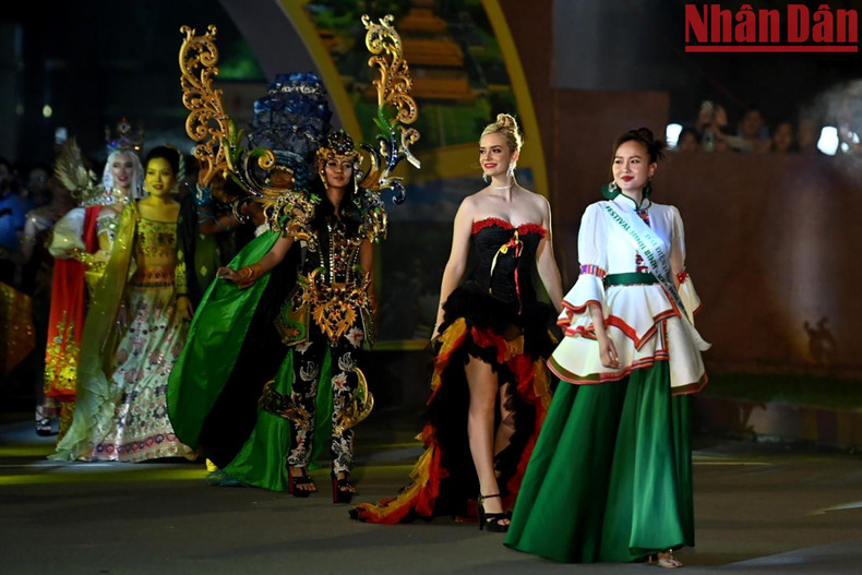 Las reinas de belleza participan en el festival.