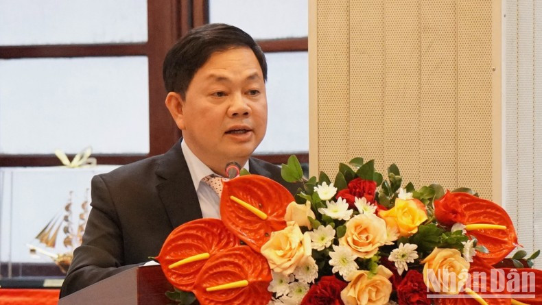 Vu Duy Hung, director del Centro de Televisión Nhan Dan habla en el evento. Vu Duy Hung, director del Centro de Televisión Nhan Dan habla en el evento.