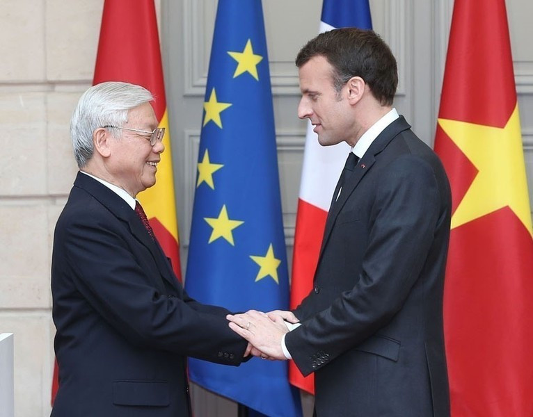 El presidente francés, Emmanuel Macron, recibe al secretario general Nguyen Phu Trong, durante su visita a Francia, el 27 de marzo de 2018 en París. Foto: Tri Dung – VNA
