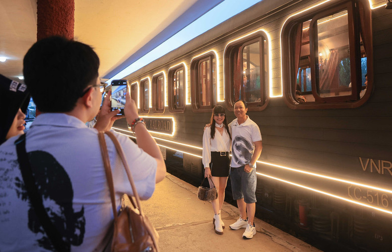 Los viajeros capturan recuerdos antes de iniciar su aventura nocturna.