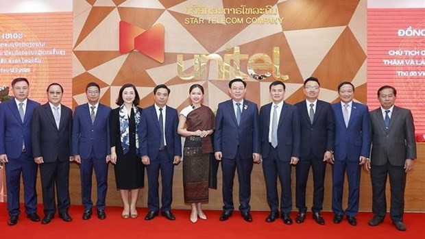 El presidente de la Asamblea Nacional de Vietnam, Vuong Dinh Hue, y representantes de la empresa Star Telecom. (Foto: VNA) El presidente de la Asamblea Nacional de Vietnam, Vuong Dinh Hue, y representantes de la empresa Star Telecom. (Foto: VNA)