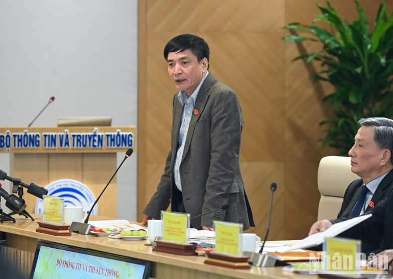 El secretario general y jefe de la Oficina de la Asamblea Nacional, Bui Van Cuong, habla en la reunión. El secretario general y jefe de la Oficina de la Asamblea Nacional, Bui Van Cuong, habla en la reunión.