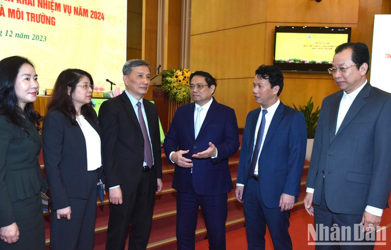 Minh Chinh intercambia opiniones con los delegados. Minh Chinh intercambia opiniones con los delegados.