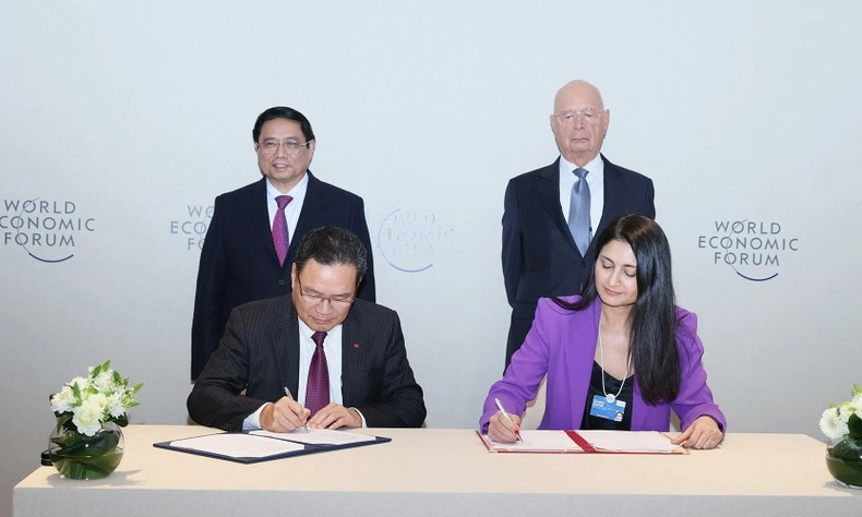 El primer ministro Pham Minh Chinh y el profesor Klaus Schwab presencian la firma de un memorando de cooperación entre el Ministerio de Trabajo, Inválidos de Guerra y Asuntos Sociales de Vietnam y el FEM.