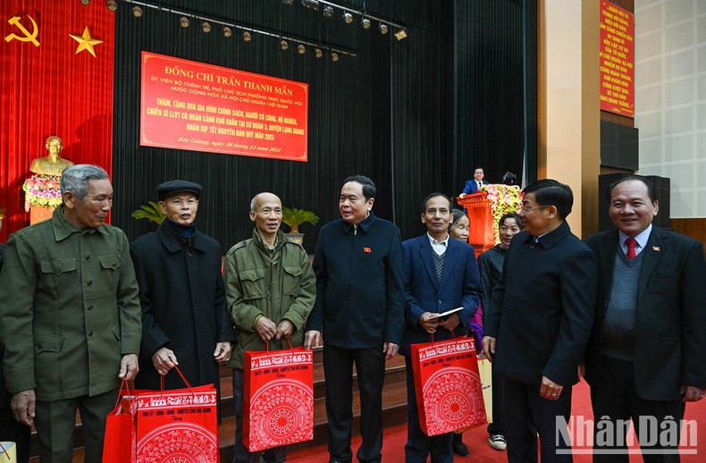 Los dirigentes entregan regalos a las familias en circunstancias difíciles. Los dirigentes entregan regalos a las familias en circunstancias difíciles.