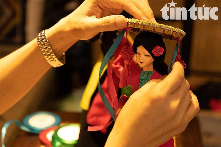 Cada muñeca étnica tiene su propio vestido, asociado con cada patrón y motivo único. (Foto: Periódico Tin Tuc) Cada muñeca étnica tiene su propio vestido, asociado con cada patrón y motivo único. (Foto: Periódico Tin Tuc)
