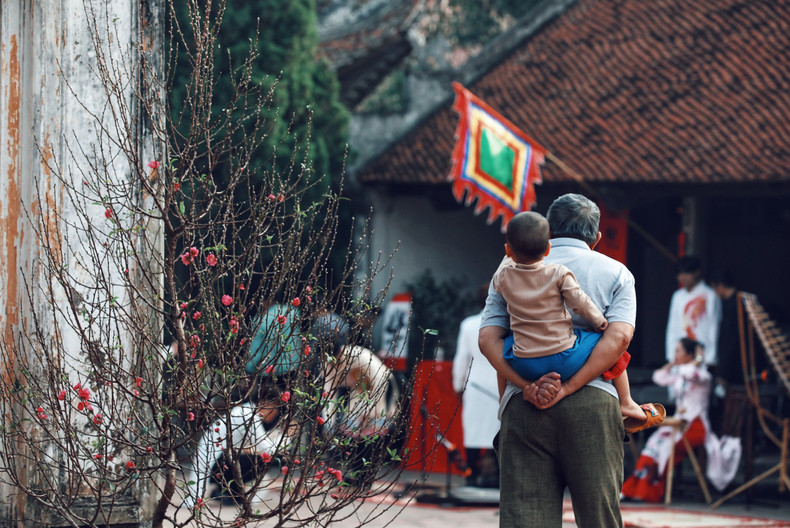 El abuelo y el nieto recorren por la aldea.