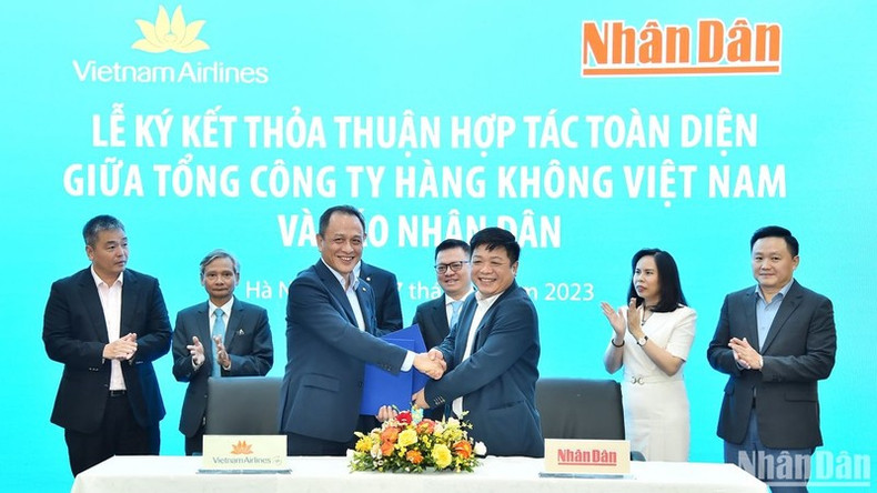 El subjefe de redacción de Nhan Dan Que Dinh Nguyen y el vicesecretario del Comité del Partido, miembro de la Junta Directiva y director general de Vietnam Airlines, Le Hong Ha, tras la firma del acuerdo de cooperación entre las dos entidades. El subjefe de redacción de Nhan Dan Que Dinh Nguyen y el vicesecretario del Comité del Partido, miembro de la Junta Directiva y director general de Vietnam Airlines, Le Hong Ha, tras la firma del acuerdo de cooperación entre las dos entidades.