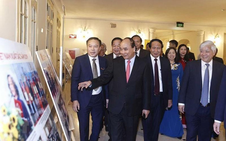 El presidente Nguyen Xuan Phuc y otros delegados visitan una exposición de fotos al margen del evento. (Foto: VNA) El presidente Nguyen Xuan Phuc y otros delegados visitan una exposición de fotos al margen del evento. (Foto: VNA)