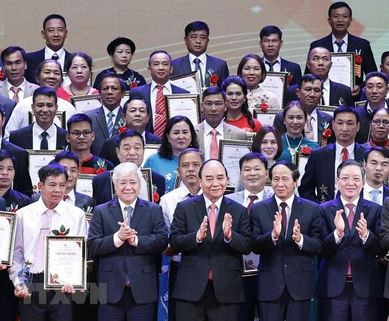 El presidente Nguyen Xuan Phuc, otros dirigentes y 100 excelentes agricultores vietnamitas en 2022. (Foto: VNA) El presidente Nguyen Xuan Phuc, otros dirigentes y 100 excelentes agricultores vietnamitas en 2022. (Foto: VNA)