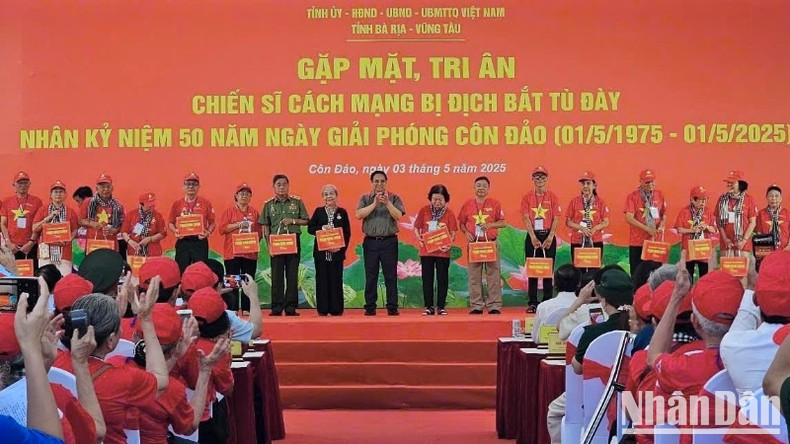 El primer ministro Pham Minh Chinh entrega regalos simbólicos a los prisioneros políticos revolucionarios y a sus familias.