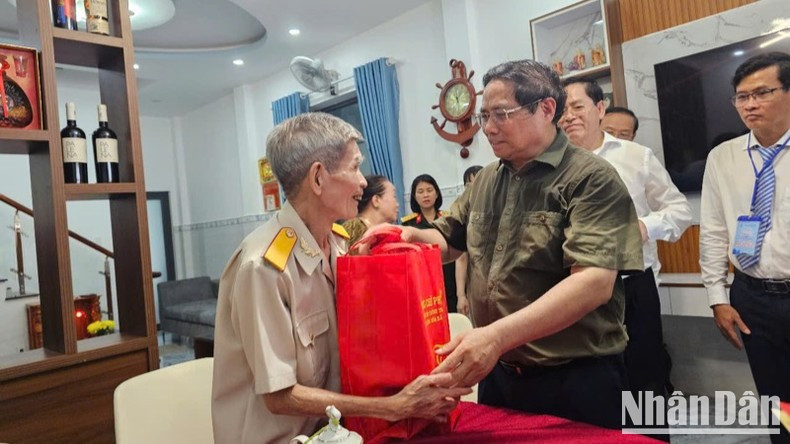 El primer ministro de Vietnam, Pham Minh Chinh, visita al veterano y ex preso político Nguyen Xuan Vien. El primer ministro de Vietnam, Pham Minh Chinh, visita al veterano y ex preso político Nguyen Xuan Vien.