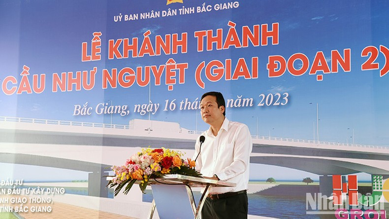 Un representante de Bac Giang presenta un informe sobre el proceso de construcción del puente. Un representante de Bac Giang presenta un informe sobre el proceso de construcción del puente.