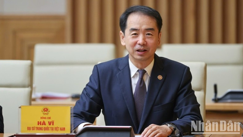 El embajador de China en Vietnam, He Wei, en el encuentro.