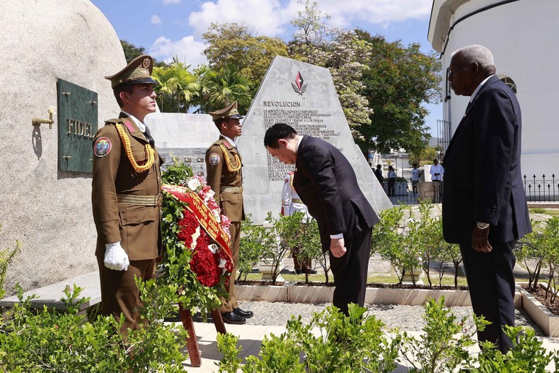 El presidente de la Asamblea Nacional, Vuong Dinh Hue, ofrece flores al líder Fidel Castro. El presidente de la Asamblea Nacional, Vuong Dinh Hue, ofrece flores al líder Fidel Castro.