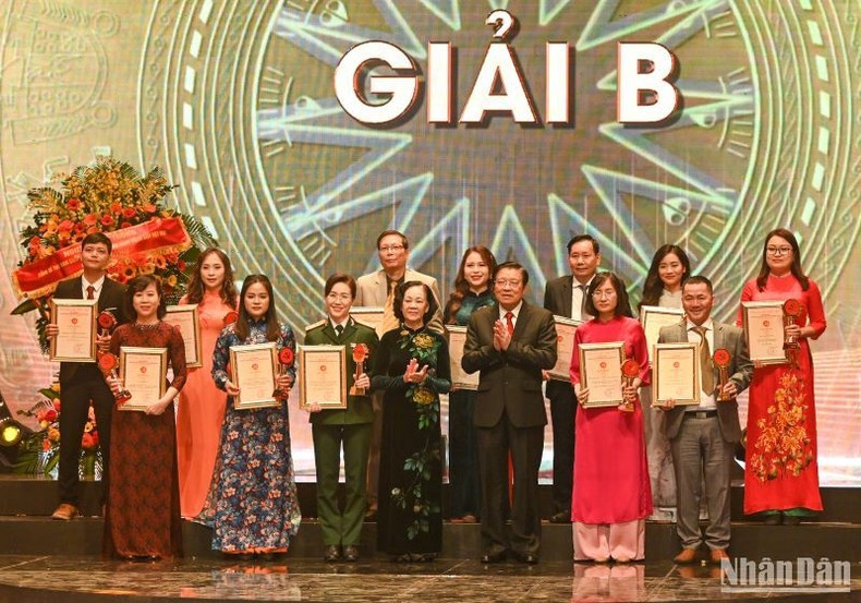 La jefa de la Comisión de Organización del Comité Central del PCV, Truong Thi Mai, y el jefe de la Comisión de Asuntos Internos del Comité Central del PCV, Phan Dinh Trac, entregan los Premios B a los autores. La jefa de la Comisión de Organización del Comité Central del PCV, Truong Thi Mai, y el jefe de la Comisión de Asuntos Internos del Comité Central del PCV, Phan Dinh Trac, entregan los Premios B a los autores.