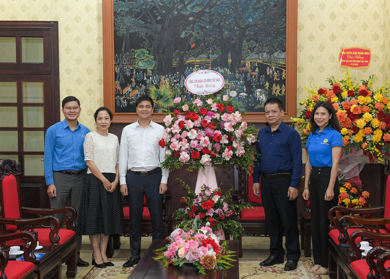 Ngo Duy Hieu, vicepresidente de la Confederación General del Trabajo de Vietnam, entrega flores de felicitación a Nhan Dan. Ngo Duy Hieu, vicepresidente de la Confederación General del Trabajo de Vietnam, entrega flores de felicitación a Nhan Dan.