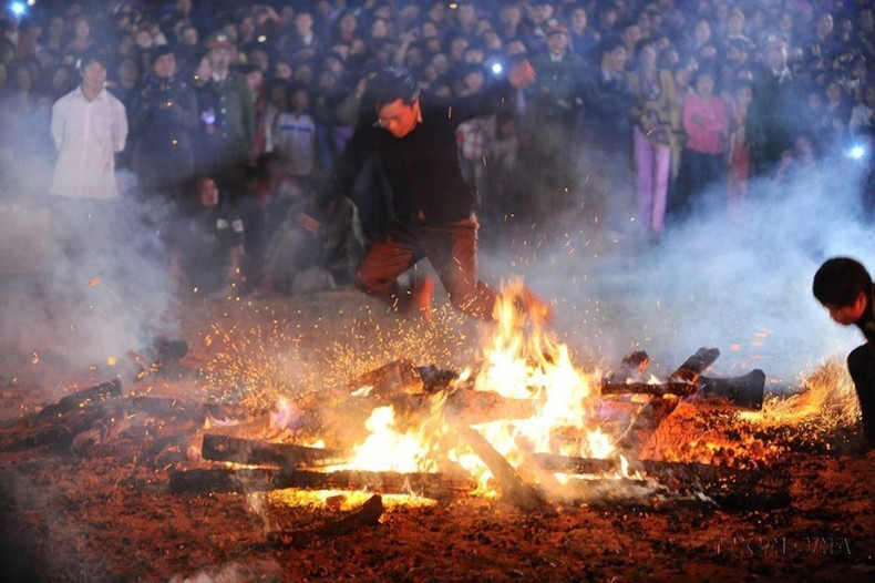Bandeja de ofrendas en el ritual de salto de fuego del pueblo de Pa Then en el distrito de Lam Binh, provincia de Tuyen Quang.