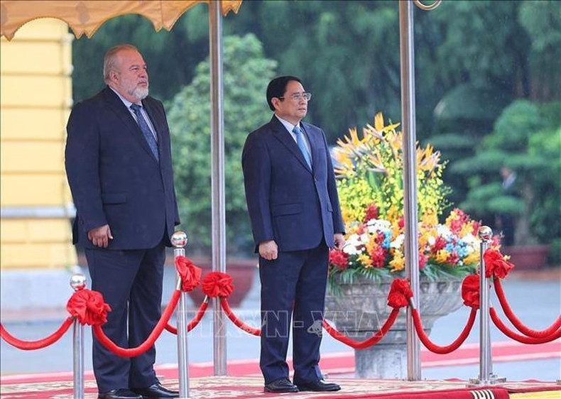 Momento de entonación del himno nacional de Vietnam y Cuba. Momento de entonación del himno nacional de Vietnam y Cuba.