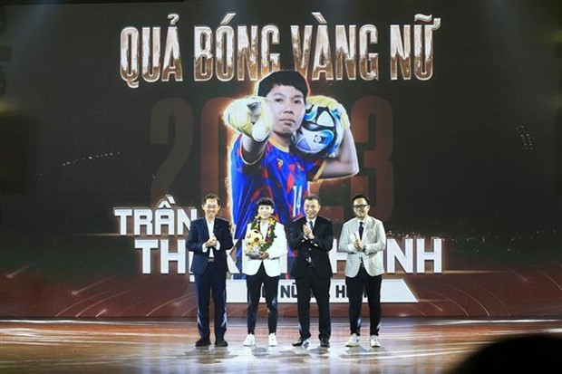 La portera Tran Thi Kim Thanh gana el Balón de Oro de Vietnam 2023. La portera Tran Thi Kim Thanh gana el Balón de Oro de Vietnam 2023.