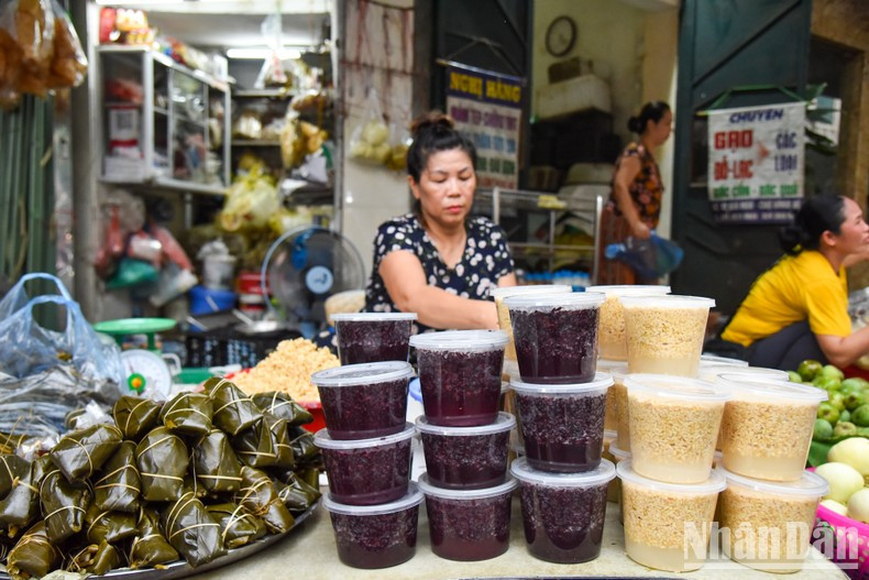 Se venden dos tipos de Ruou nep, a base de arroz glutinoso roto y negro. Se venden dos tipos de Ruou nep, a base de arroz glutinoso roto y negro.