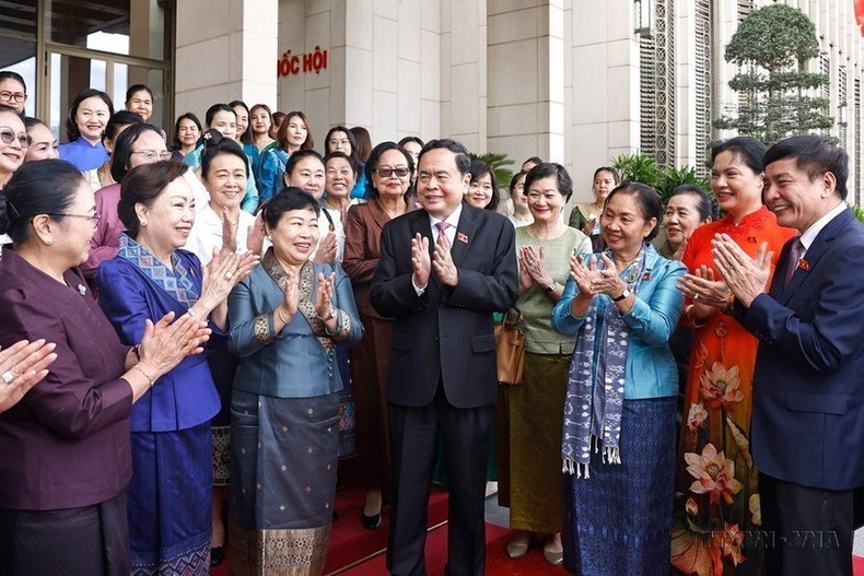 El 4 de julio de 2024, en la sede de la Asamblea Nacional, el presidente de la Asamblea Nacional, Tran Thanh Man, recibe a las delegaciones de mujeres de Laos y Camboya.