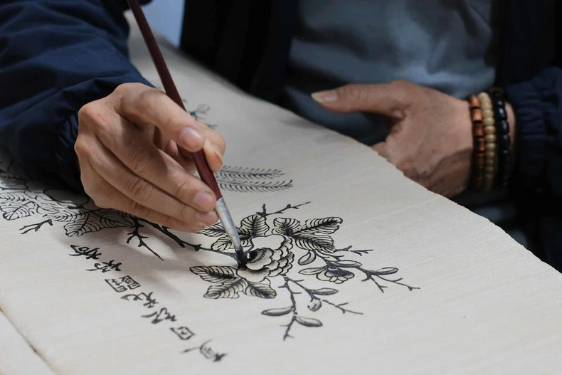 Al dibujar pinturas de Dong Ho, los artesanos a menudo utilizan pinceles y tinta para dibujar sobre papel Do. Al dibujar pinturas de Dong Ho, los artesanos a menudo utilizan pinceles y tinta para dibujar sobre papel Do.