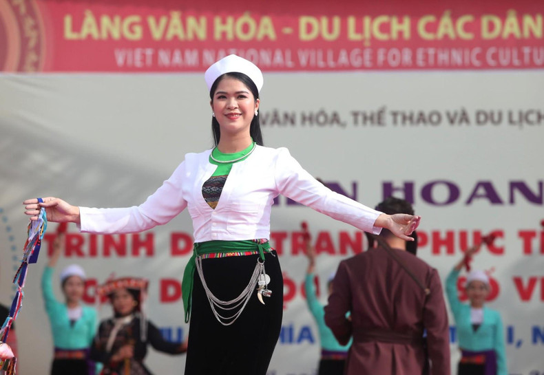Traje tradicional de mujeres de la etnia Muong. Traje tradicional de mujeres de la etnia Muong.