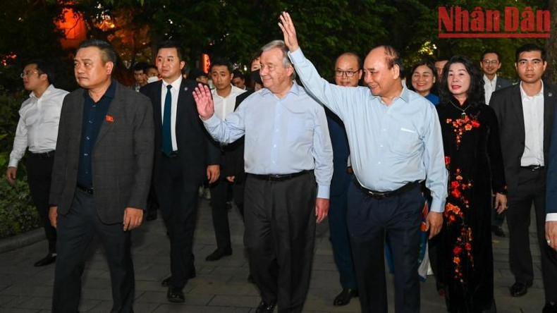 Ambos dirigentes saludan a la población de Hanói en la zona peatonal alrededor del lago Hoan Kiem.
