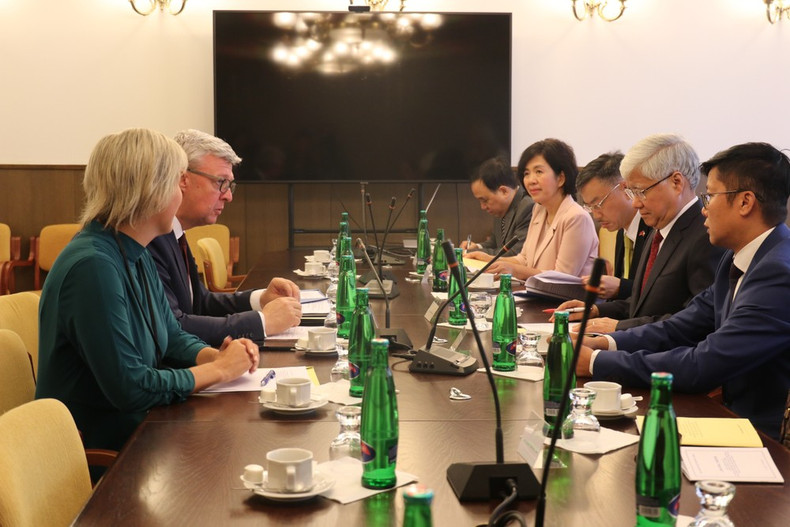 En la sesión de trabajo entre la delegación vietnamita y la Cámara de Diputados del Parlamento de la República Checa (Foto: VNA)