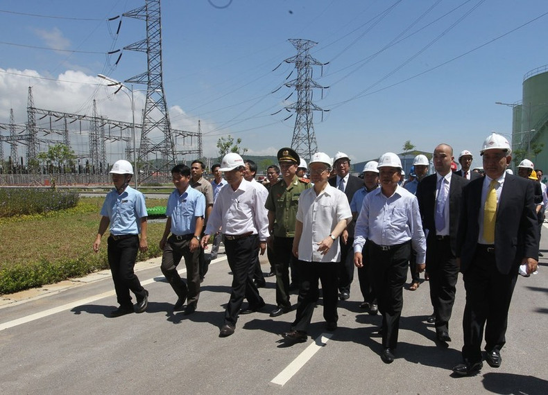 El secretario general Nguyen Phu Trong visita la central termoeléctrica de Nghi Son, provincia de Thanh Hoa, el 1 de agosto de 2014.