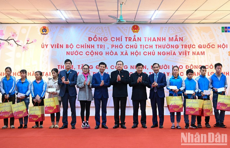 Thanh Man y la Confederación General del Trabajo de Vietnam entregan obsequios a los trabajadores de la compañía de confecciones de Bac Giang. Thanh Man y la Confederación General del Trabajo de Vietnam entregan obsequios a los trabajadores de la compañía de confecciones de Bac Giang.