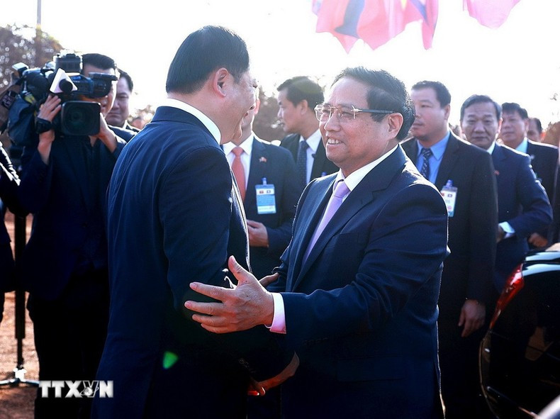 Los dos premieres de Vietnam y Laos en la ceremonia.