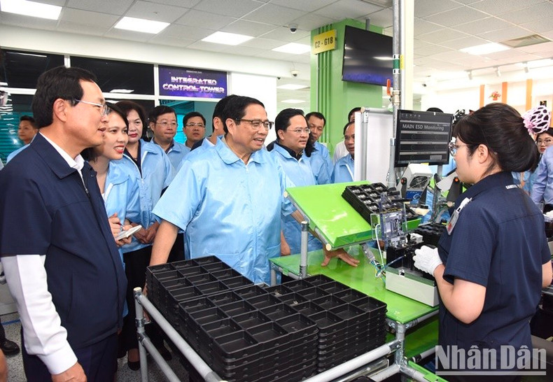 El jefe de Gobierno anima a los trabajadores de la fábrica. El jefe de Gobierno anima a los trabajadores de la fábrica.
