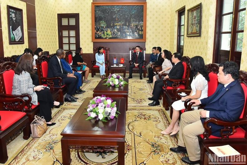 Escena de la reunión. Escena de la reunión.