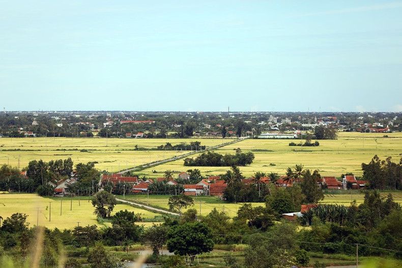 Las aldeas están situadas entre campos de arroz dorados en el distrito de Tay Hoa.