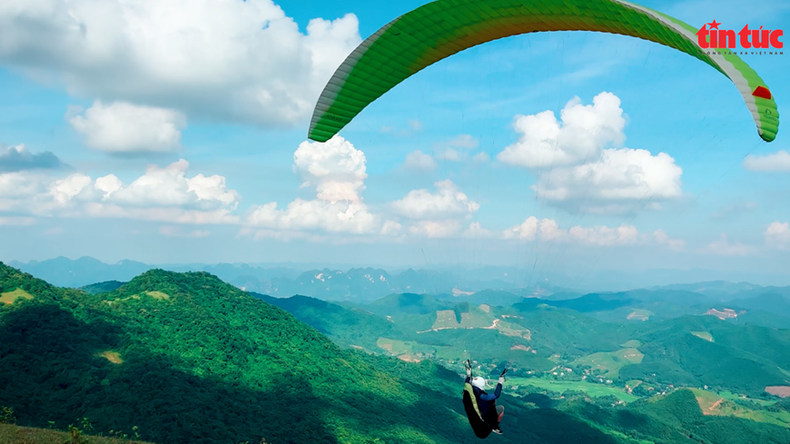 Para los parapentistas, encontrar un lugar ideal, seguro y favorable con hermosos paisajes como Lac Son representa una fortuna. (Foto: VNA)