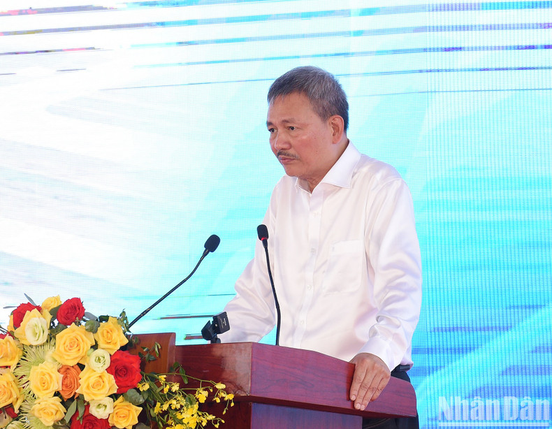 Lai Xuan Thanh, presidente del consejo de administración de la Corporación de Aeropuertos de Vietnam, informa sobre el proyecto. Lai Xuan Thanh, presidente del consejo de administración de la Corporación de Aeropuertos de Vietnam, informa sobre el proyecto.