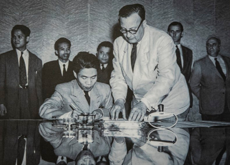 El viceministro de Defensa Ta Quang Buu, en nombre del Gobierno y del Comando General del Ejército Popular de Vietnam, firma los Acuerdos de Ginebra sobre el cese de hostilidades en Vietnam. El viceministro de Defensa Ta Quang Buu, en nombre del Gobierno y del Comando General del Ejército Popular de Vietnam, firma los Acuerdos de Ginebra sobre el cese de hostilidades en Vietnam.