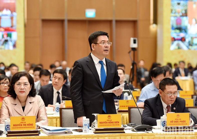 El ministro de Industria y Comercio, Nguyen Hong Dien, interviene en el evento. El ministro de Industria y Comercio, Nguyen Hong Dien, interviene en el evento.